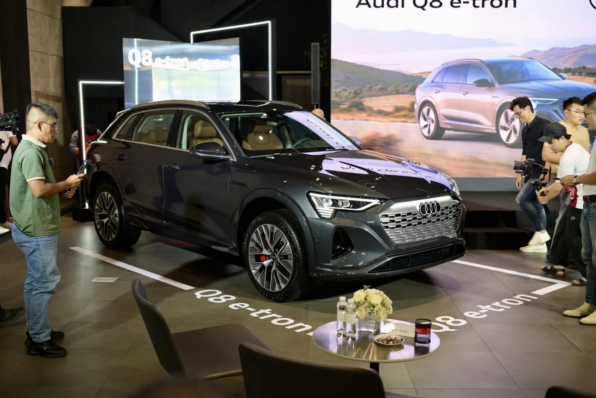 audi-q8-e-tron-hoan-toan-moi-chinh-thuc-ra-mat-thi-truong-viet-nam-gia-38-ty-dong-5-1718699097.jpeg