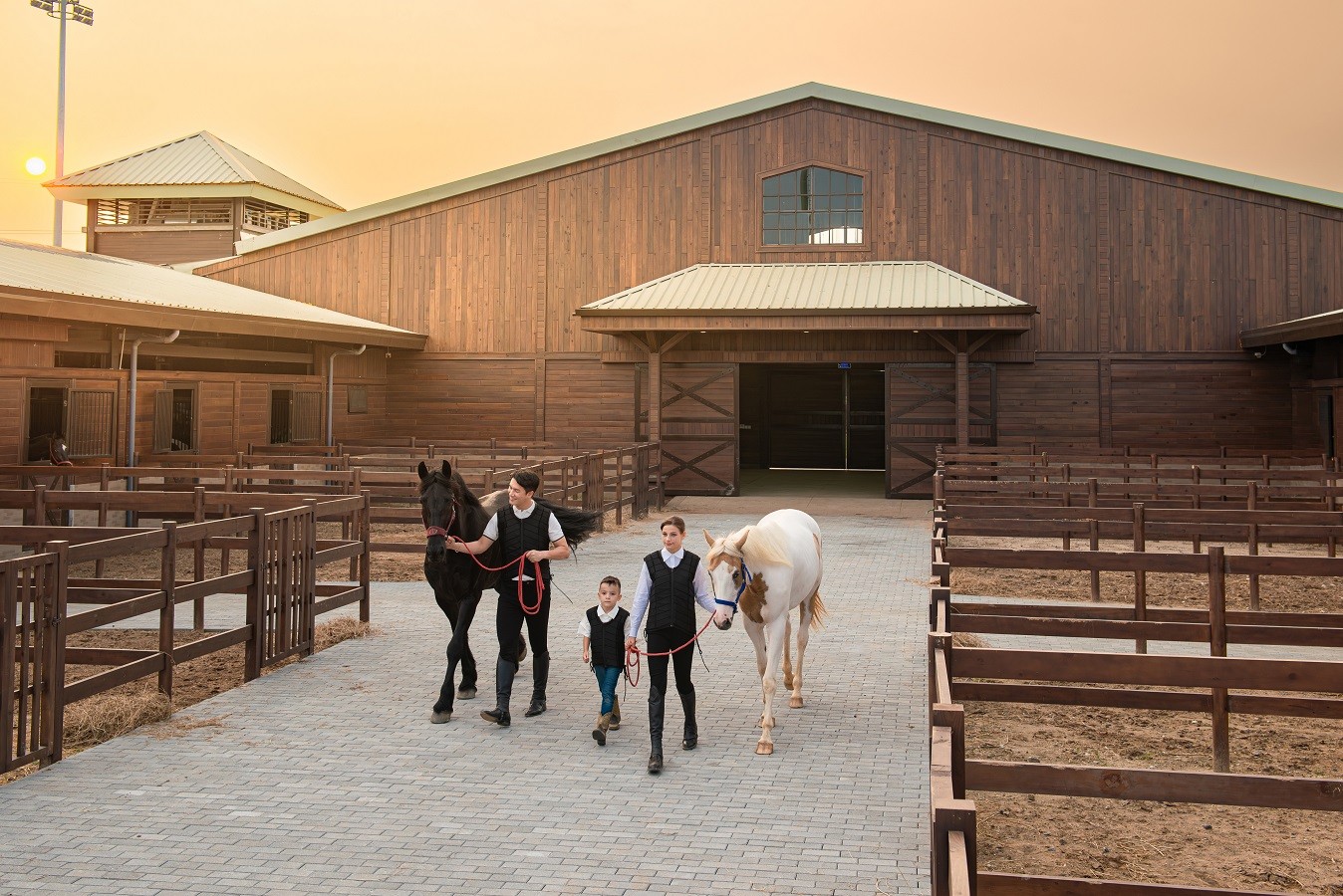 du-khach-hao-hung-kham-pha-bo-mon-ma-thuat-tai-vinpearl-horse-academy-vu-yen-2-1719367632.jpg