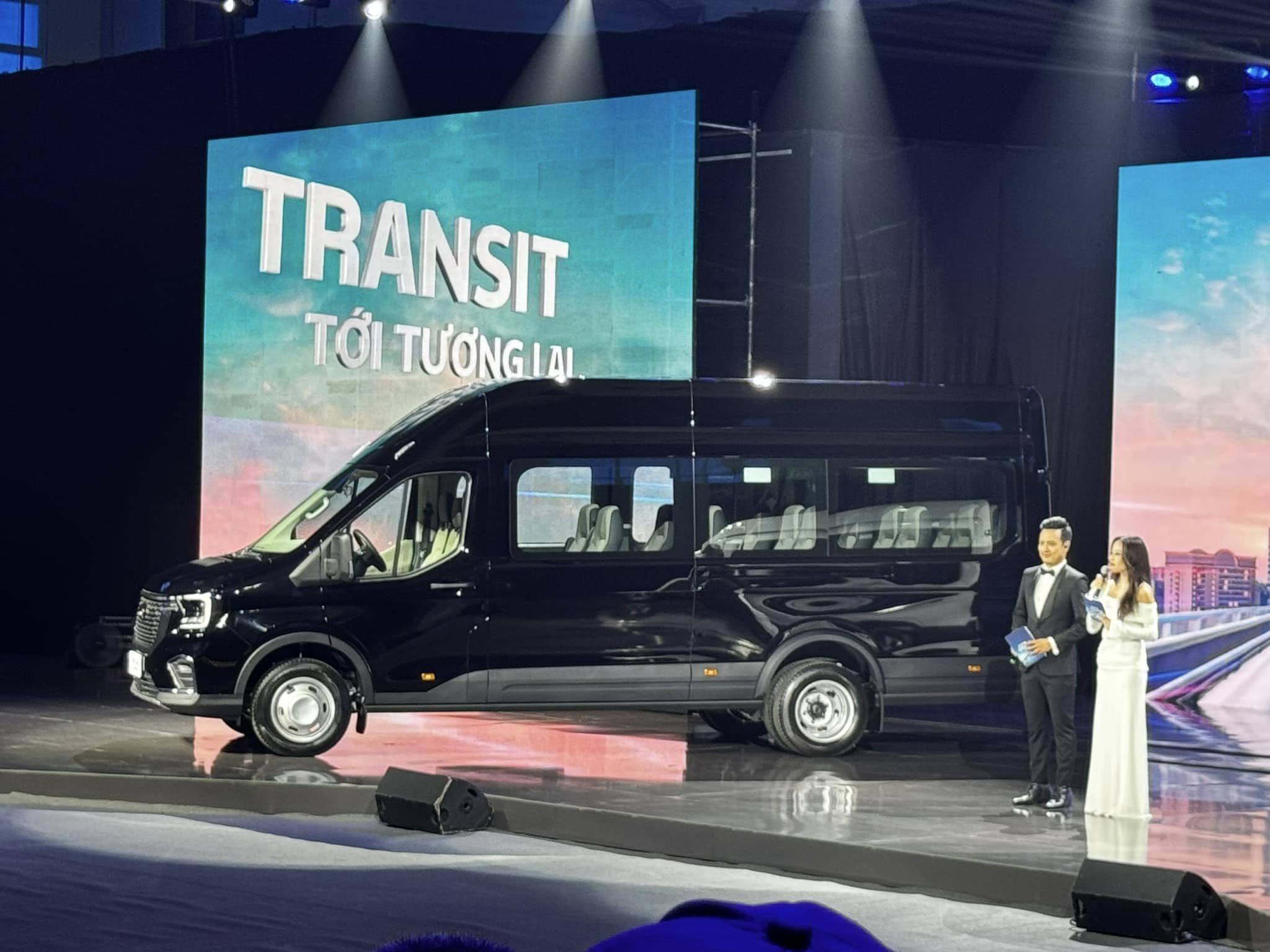 anh-trai-18-ghe-hoan-toan-moi-ford-transit-2024-1720151561.jpeg