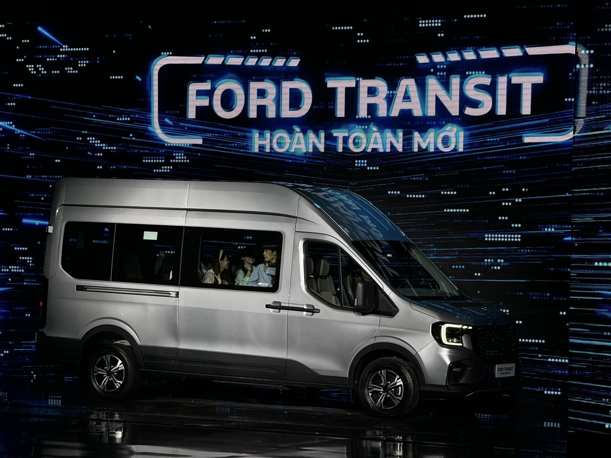 anh-trai-18-ghe-hoan-toan-moi-ford-transit-2024-2-1720151561.jpeg