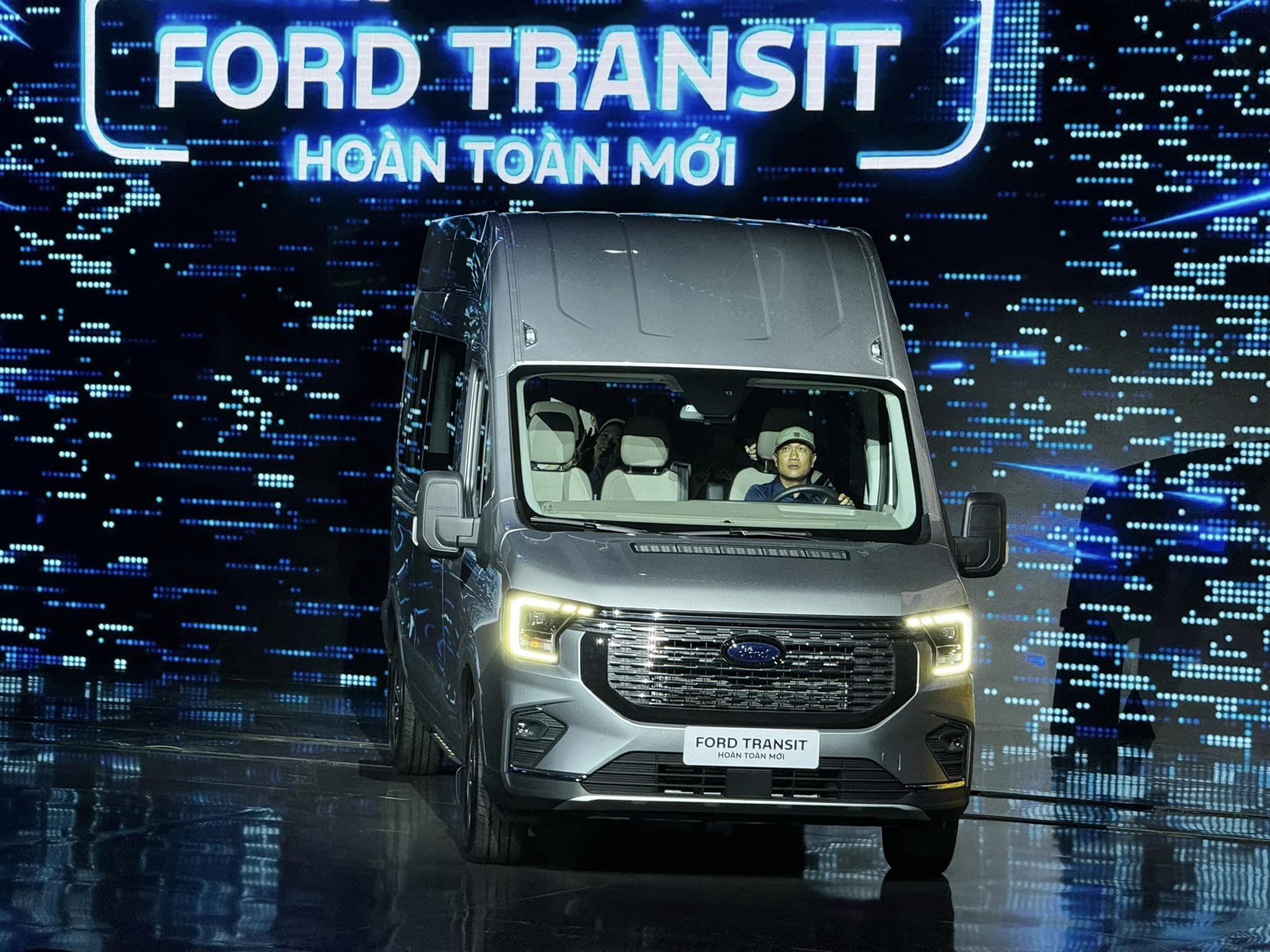 anh-trai-18-ghe-hoan-toan-moi-ford-transit-2024-3-1720151562.jpeg