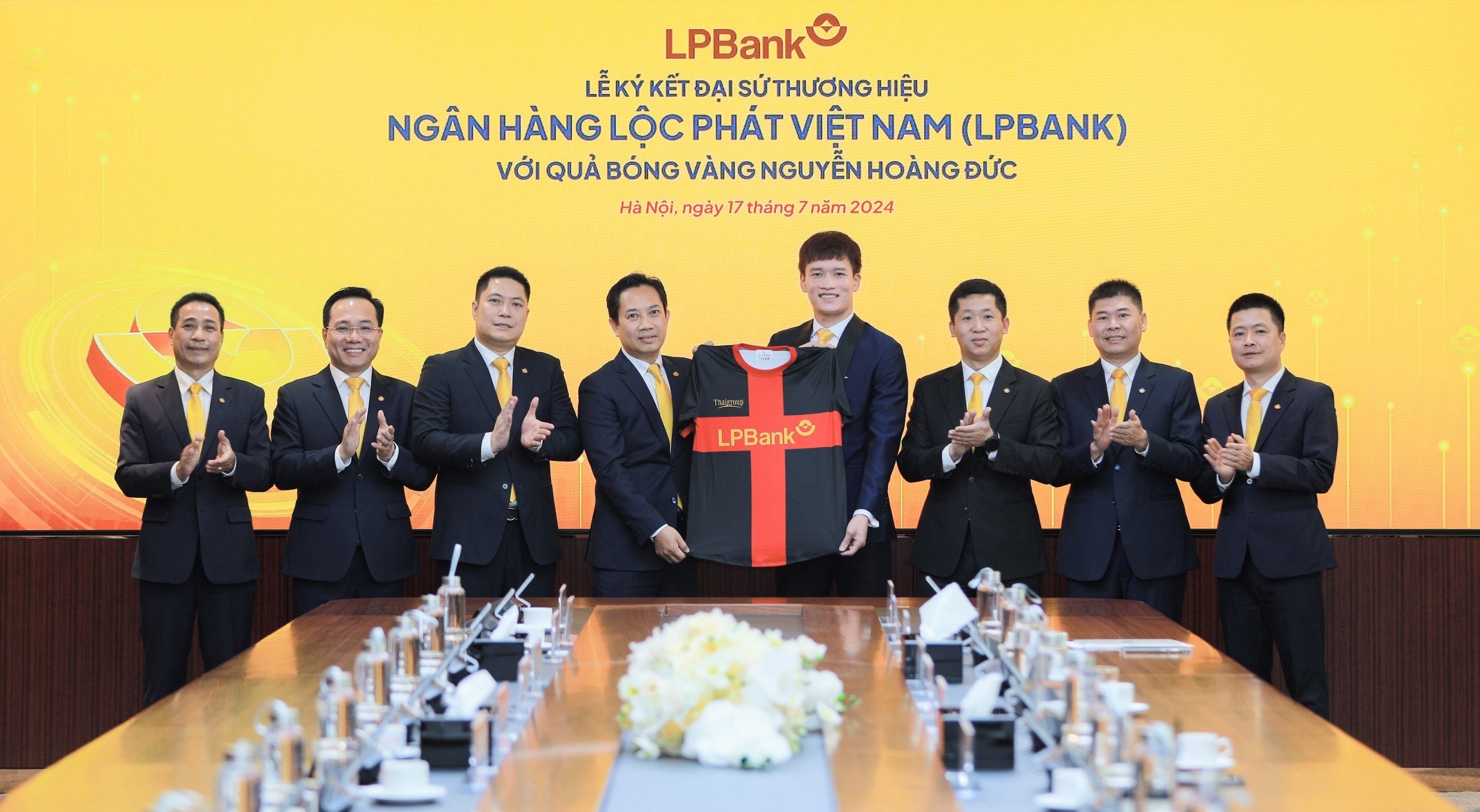 qua-bong-vang-hoang-duc-duoc-lua-chon-lam-dai-su-thuong-hieu-ngan-hang-loc-phat-viet-nam-lpbank-2-1721194978.jpg