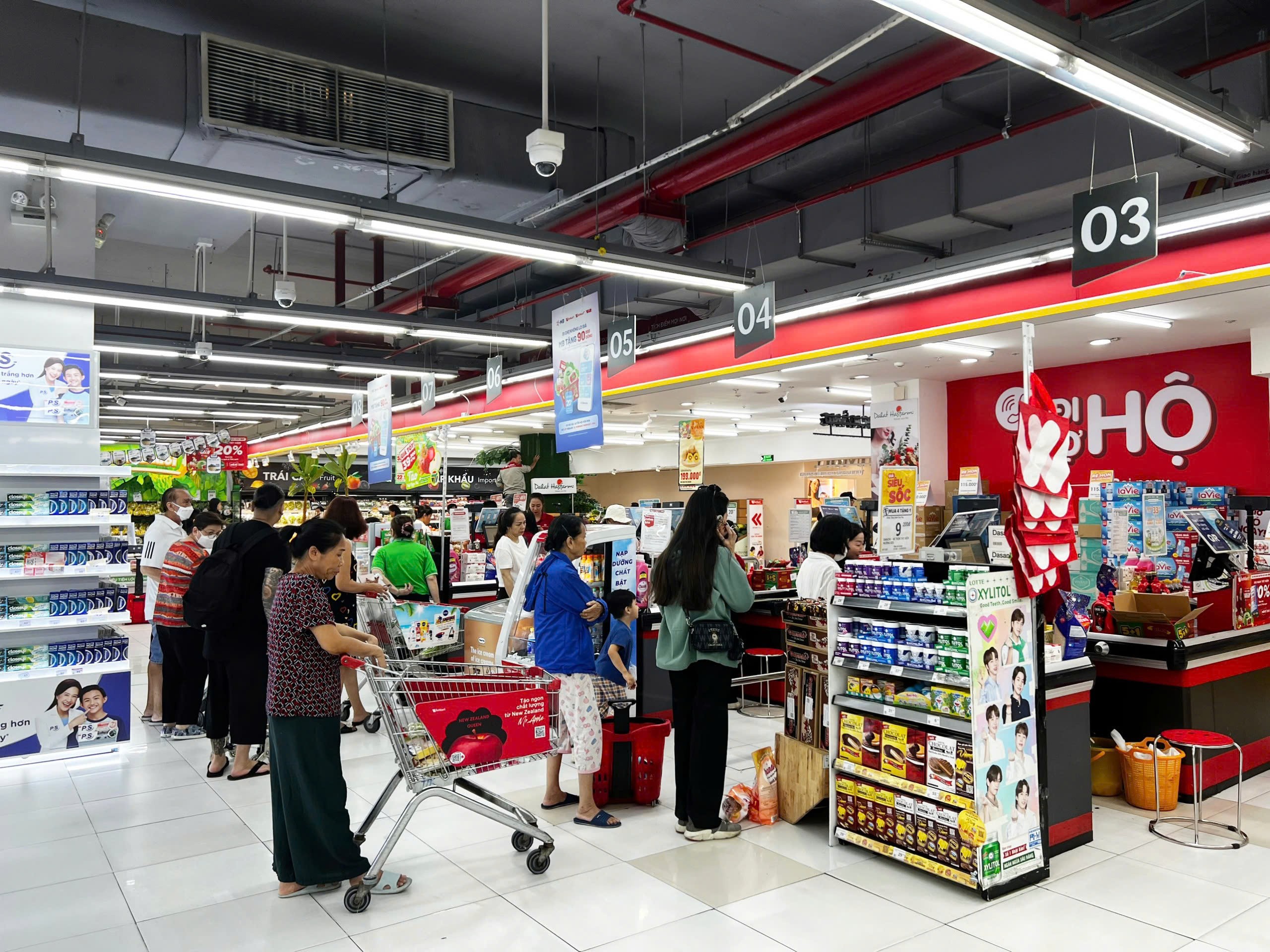 khach-hang-mua-sam-tai-chuoi-sieu-thi-cua-wincommerce-1-1724313713.jpg