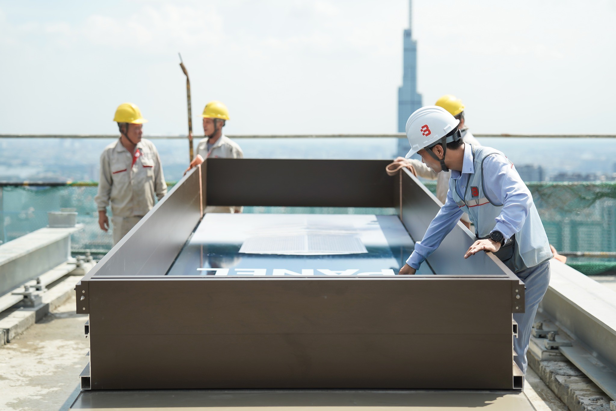 bm-windows-vua-lap-dat-hoan-thien-tam-panel-unitized-thu-4772-len-du-an-marina-central-tower-mot-bieu-tuong-moi-cua-skyline-tphcm-1-1724747918.jpg