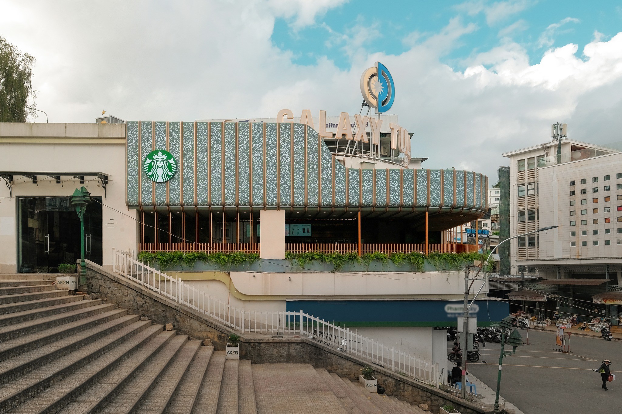 starbucks-da-lat-1727539379.jpg