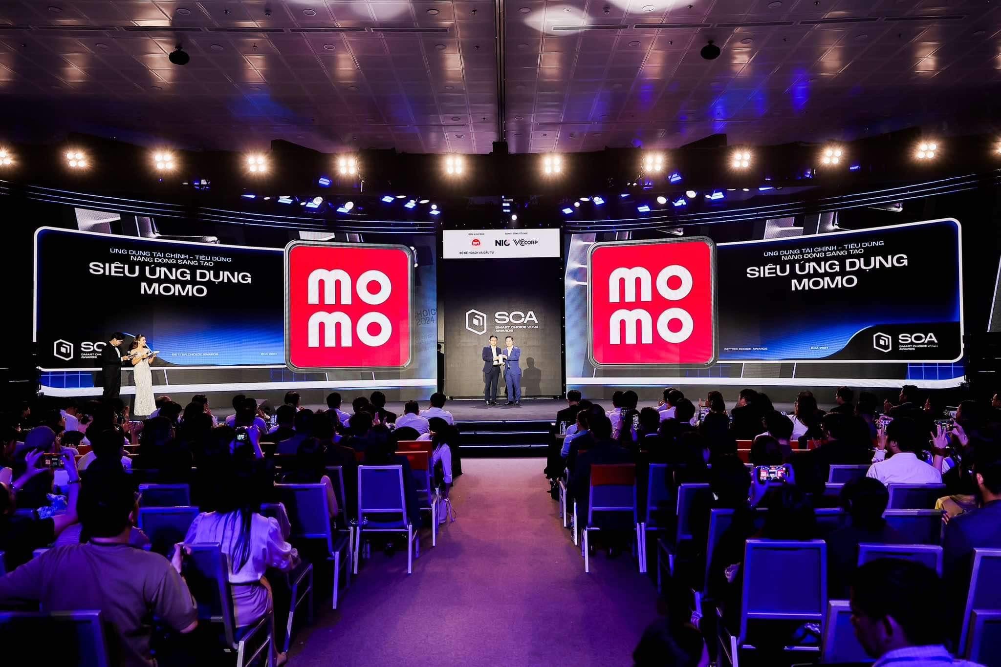 2-momo-chinh-phuc-giai-thuong-ung-dung-tieu-dung-nang-dong-sang-tao-hang-muc-smart-choice-awards-voi-luot-binh-chon-vuot-troijpg-1727937481.jpg