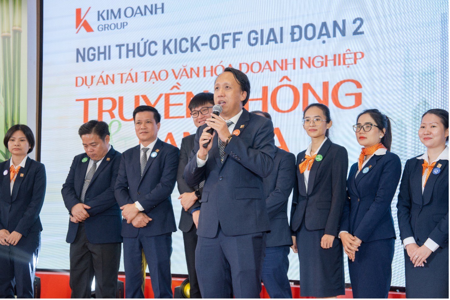 ra-mat-cam-nang-van-hoa-kim-oanh-group-khi-chat-vung-chai-cung-khat-vong-se-chia-10-1730426335.jpg