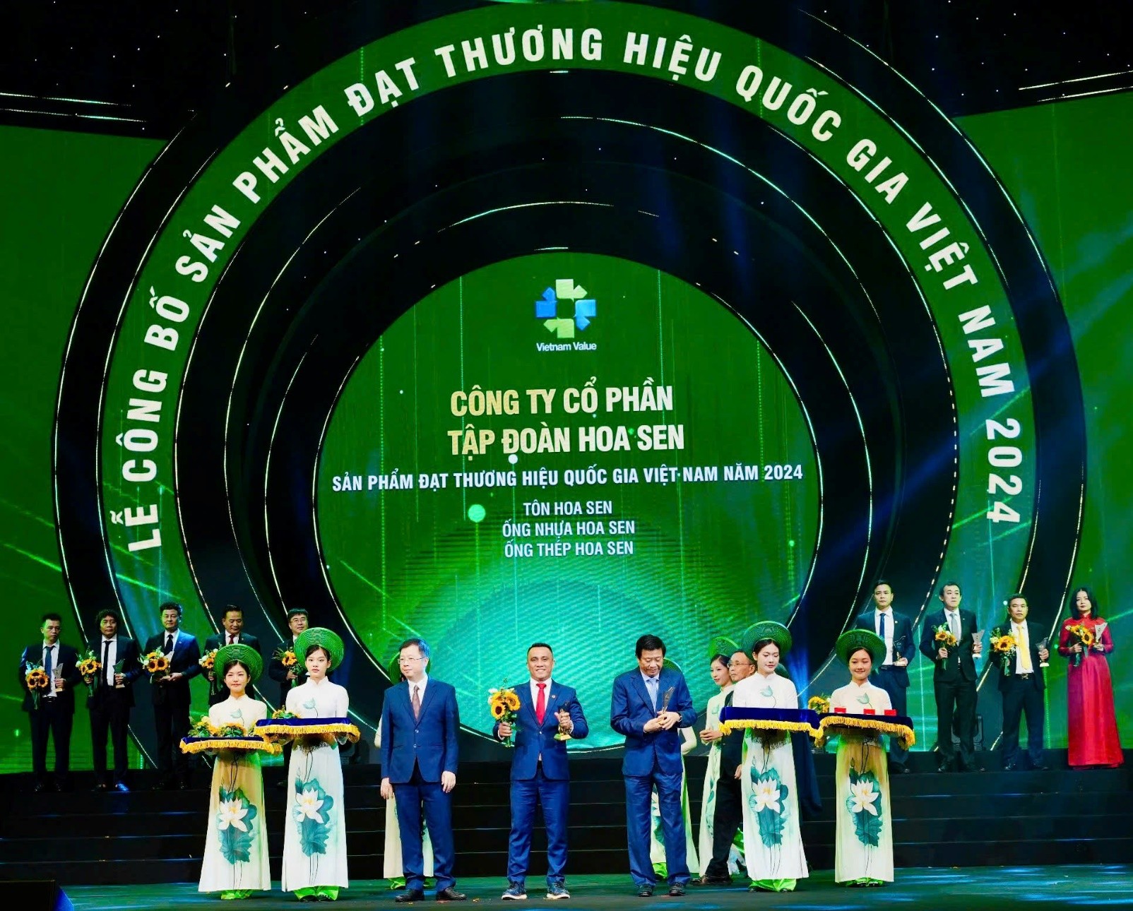 tap-doan-hoa-sen-7-lan-lien-tiep-duoc-vinh-danh-thuong-hieu-quoc-gia-viet-nam-1730780456.jpg