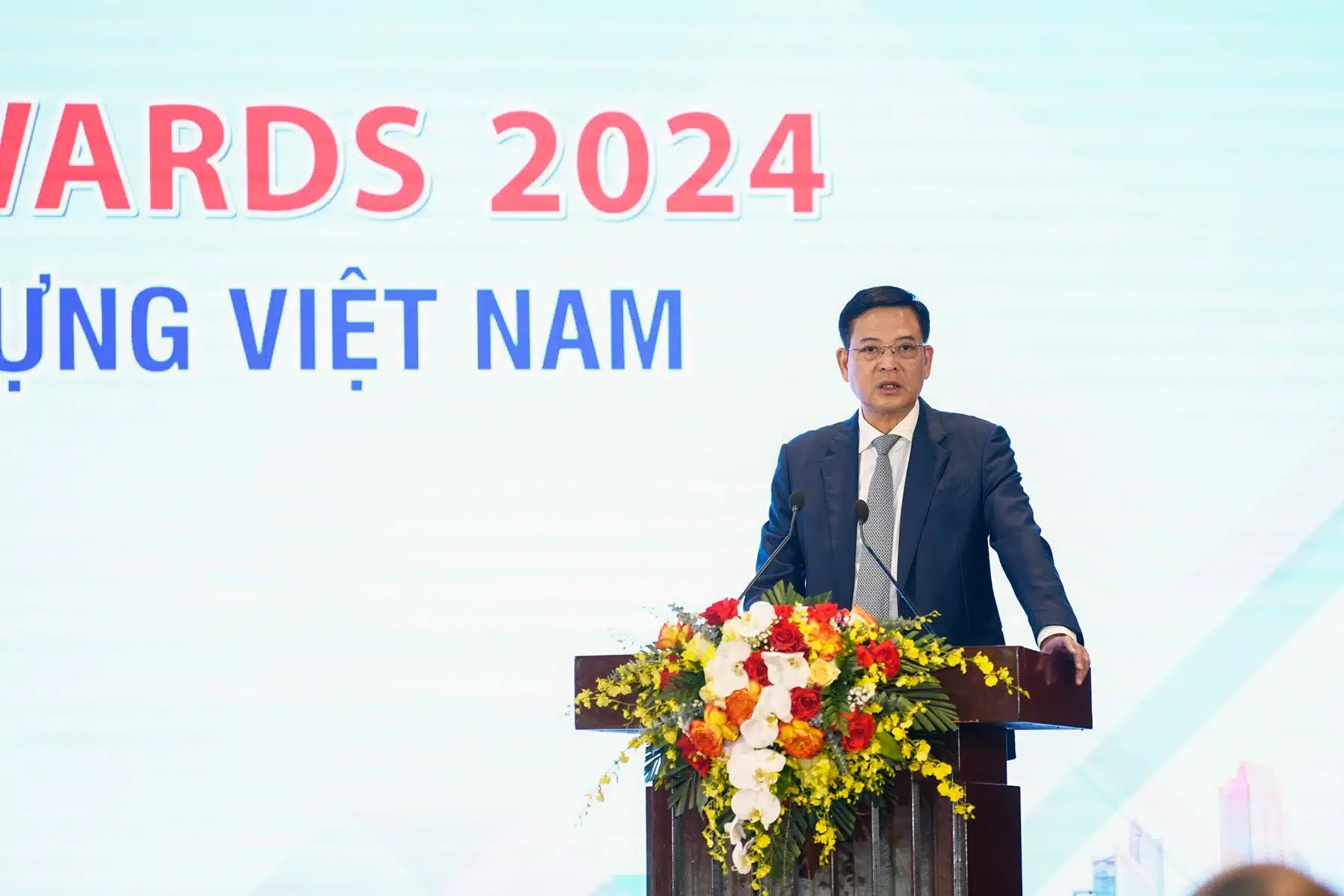 coteccons-va-unicons-vinh-du-nhan-giai-thuong-top-5-nha-thau-uy-tin-hang-dau-viet-nam-va-top-5-doanh-nghiep-xay-dung-cua-nam-2024-1732501800.webp