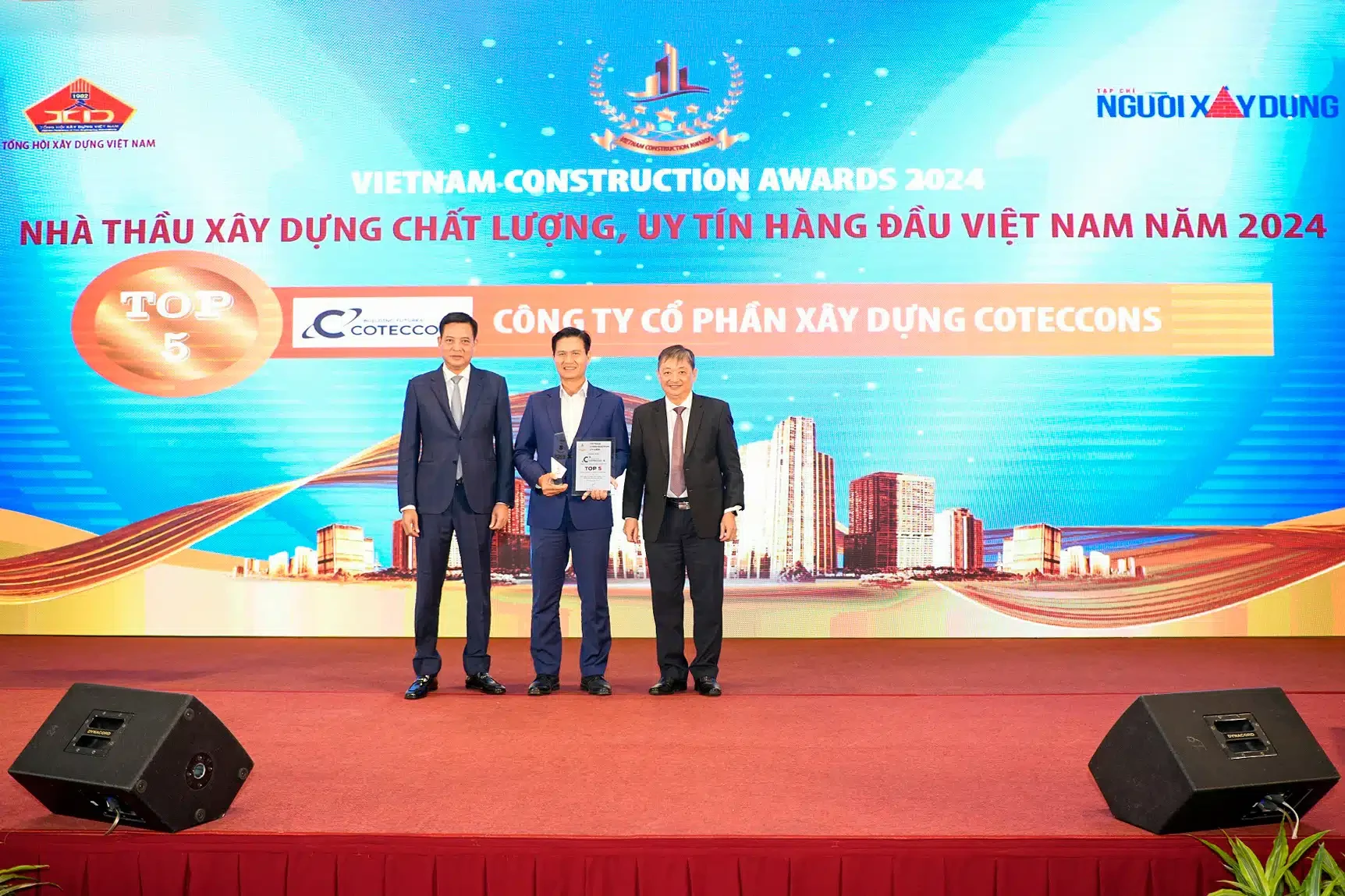 coteccons-va-unicons-vinh-du-nhan-giai-thuong-top-5-nha-thau-uy-tin-hang-dau-viet-nam-va-top-5-doanh-nghiep-xay-dung-cua-nam-2024-2-1732501800.webp