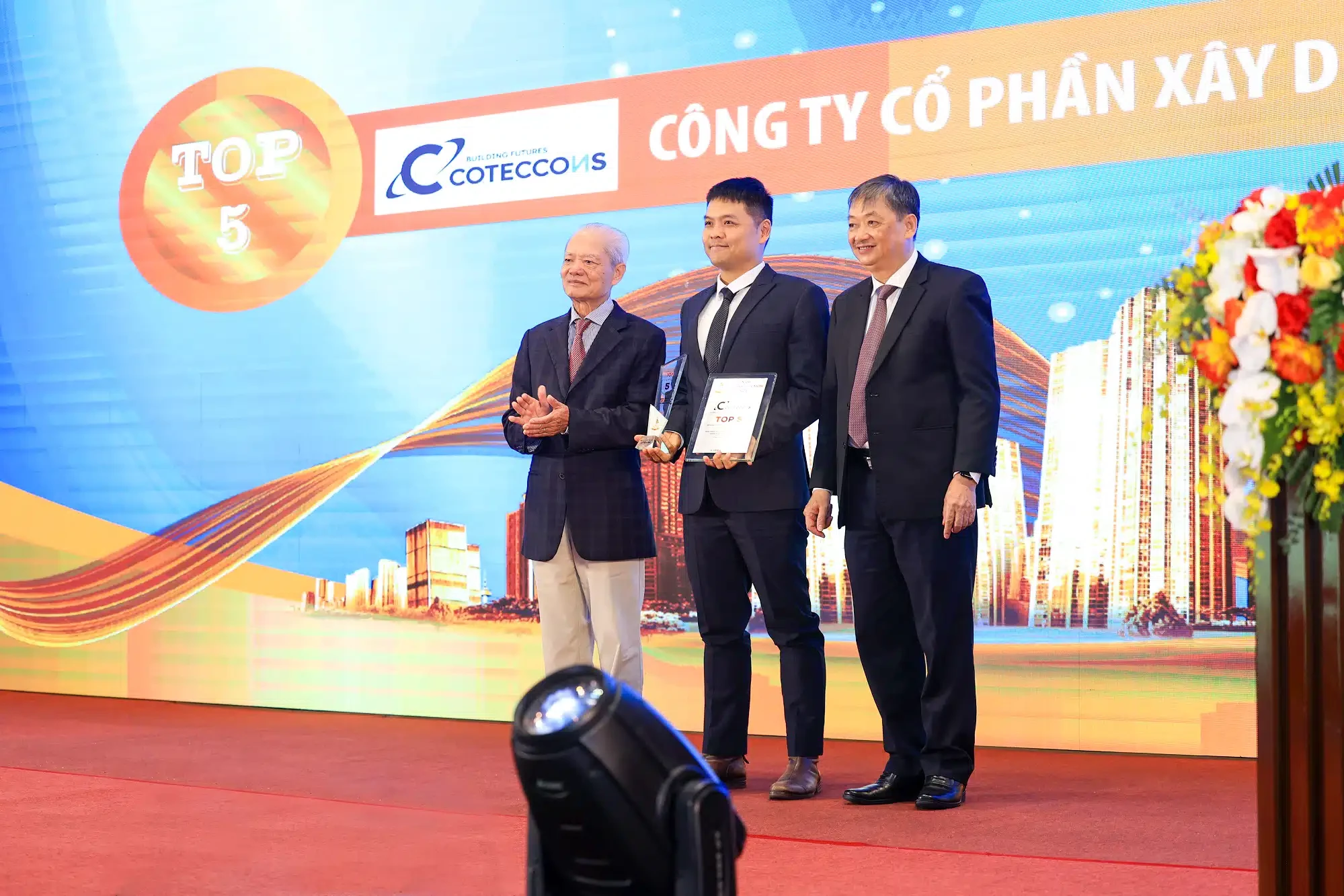 coteccons-va-unicons-vinh-du-nhan-giai-thuong-top-5-nha-thau-uy-tin-hang-dau-viet-nam-va-top-5-doanh-nghiep-xay-dung-cua-nam-2024-3-1732501800.webp