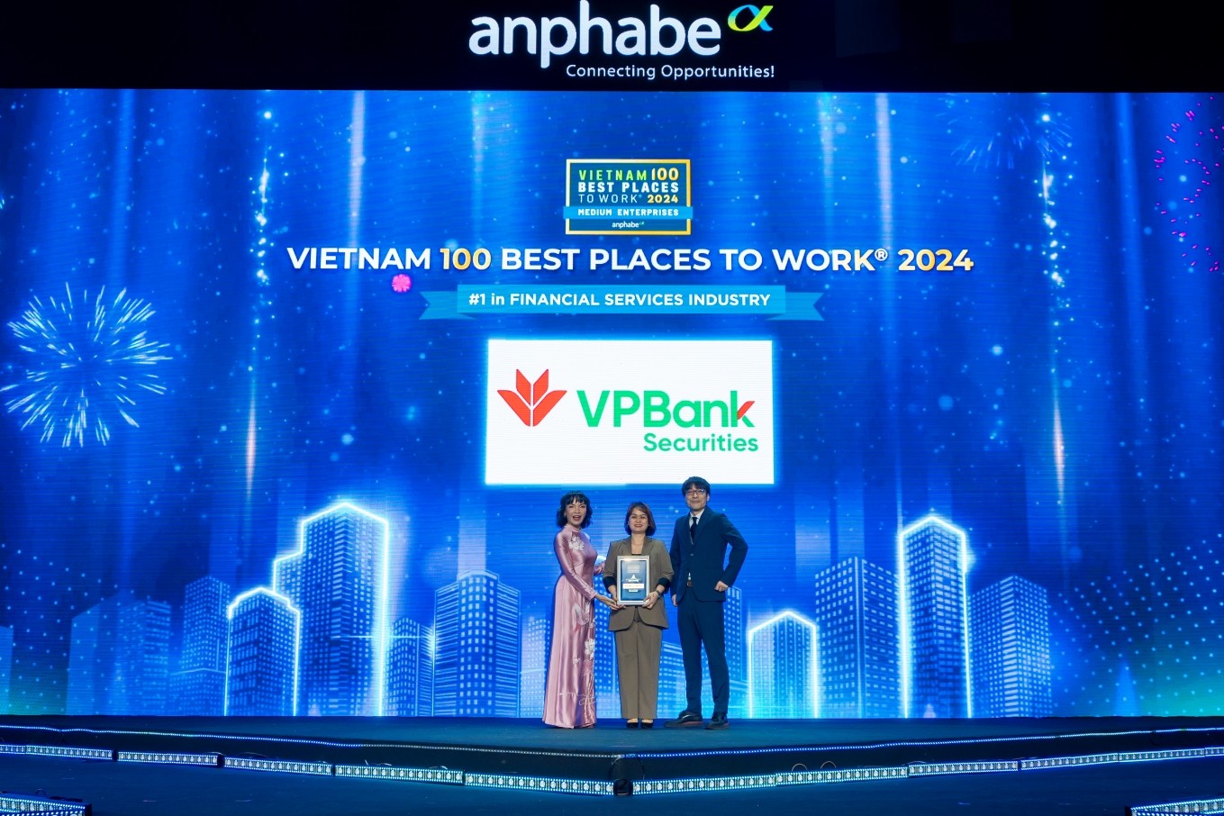 vpbanks-duoc-vinh-danh-top-1-noi-lam-viec-tot-nhat-viet-nam-nganh-dich-vu-tai-chinh-khoi-doanh-nghiep-vua-1732522276.jpg