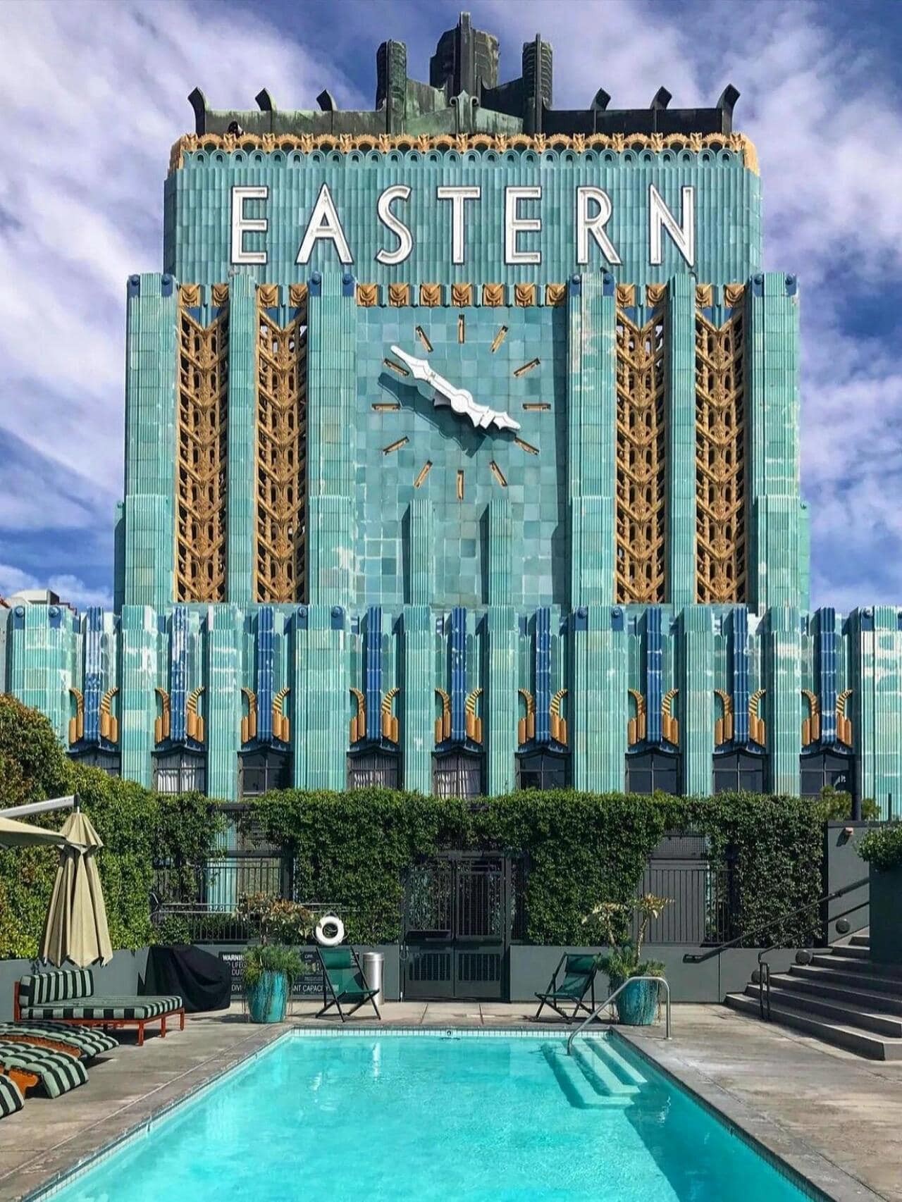chiem-nguong-toa-nha-eastern-columbia-mot-trong-nhung-bieu-tuong-kien-truc-art-deco-noi-bat-o-los-angeles-1732690912.jpg