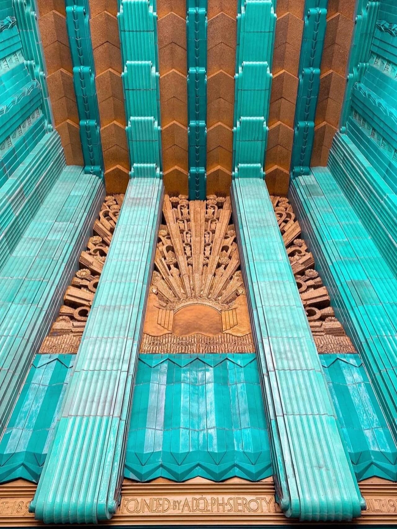 chiem-nguong-toa-nha-eastern-columbia-mot-trong-nhung-bieu-tuong-kien-truc-art-deco-noi-bat-o-los-angeles-2-1732690912.jpg