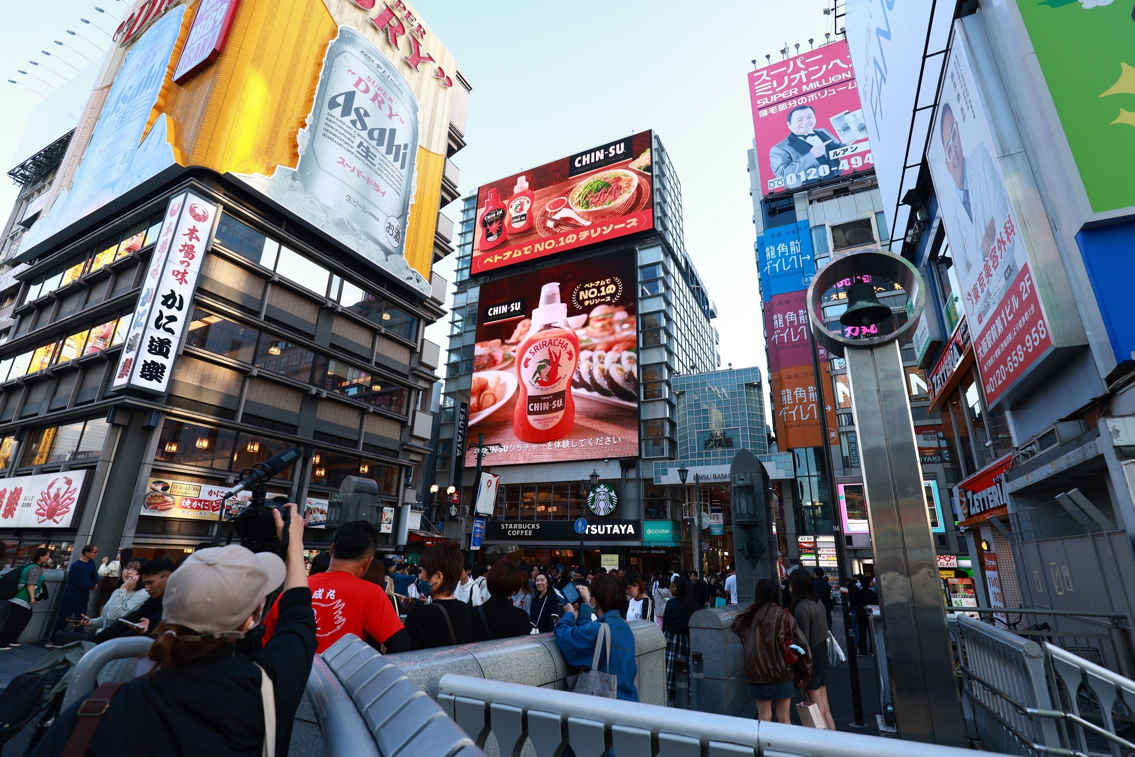 tuong-ot-chin-su-xuat-hien-hoanh-trang-tai-khu-pho-am-thuc-soi-dong-dotonbori-osaka-1-1735201102.JPG