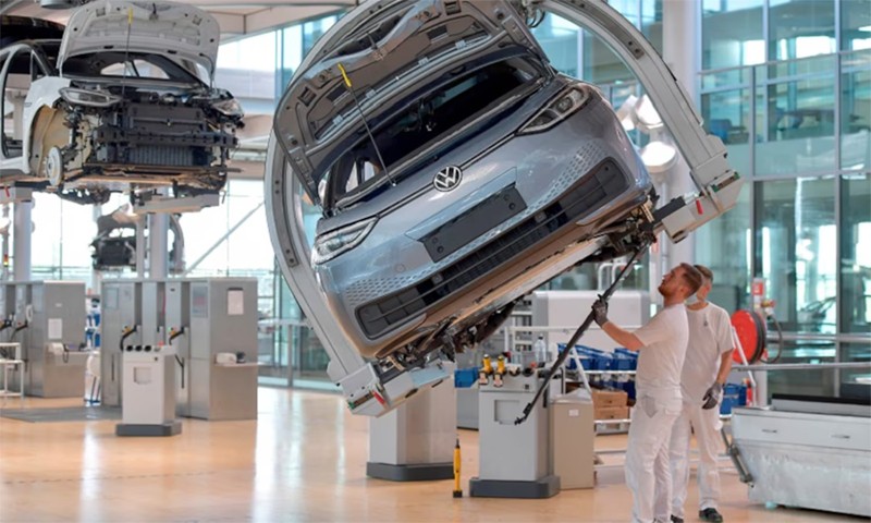 de-che-volkswagen-tai-duc-dang-roi-vao-trang-thai-cuc-ky-hon-loan-1-1739262985.jpg