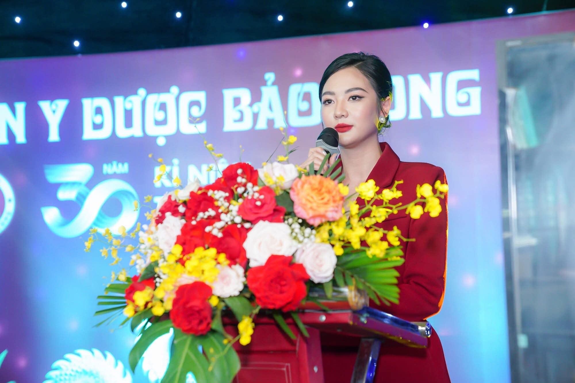 ai-nua-nha-y-duoc-bao-long-hoa-khoi-gac-lai-hao-quang-vuong-mien-noi-nghiep-cha-dung-cay-thuoc-tri-benh-cuu-nguoi-2-1740641838.jpg