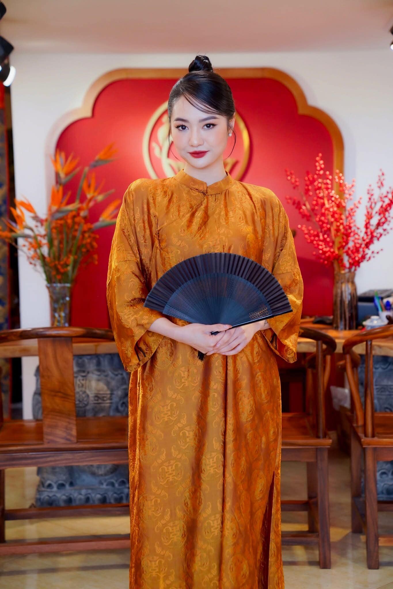 ai-nua-nha-y-duoc-bao-long-hoa-khoi-gac-lai-hao-quang-vuong-mien-noi-nghiep-cha-dung-cay-thuoc-tri-benh-cuu-nguoi-6-1740641838.jpg