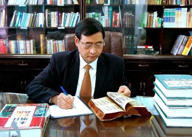 ai-nua-nha-y-duoc-bao-long-hoa-khoi-gac-lai-hao-quang-vuong-mien-noi-nghiep-cha-dung-cay-thuoc-tri-benh-cuu-nguoi-8-1740641838.jpg