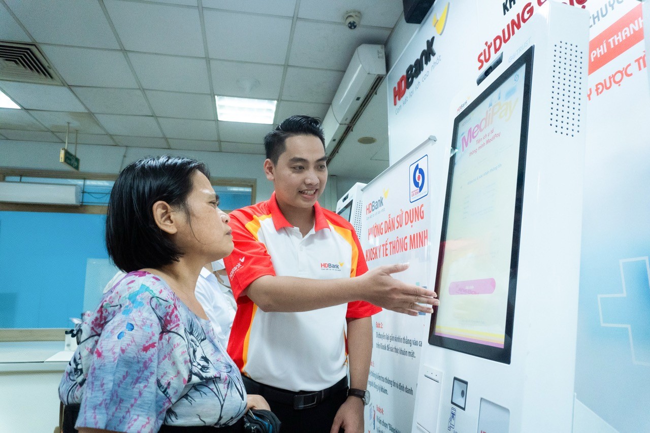 hdbank-tien-phong-trien-khai-kiosk-y-te-thong-minh-giam-tai-benh-vien-nang-cao-trai-nghiem-kham-chua-benh-3-1741341154.jpeg