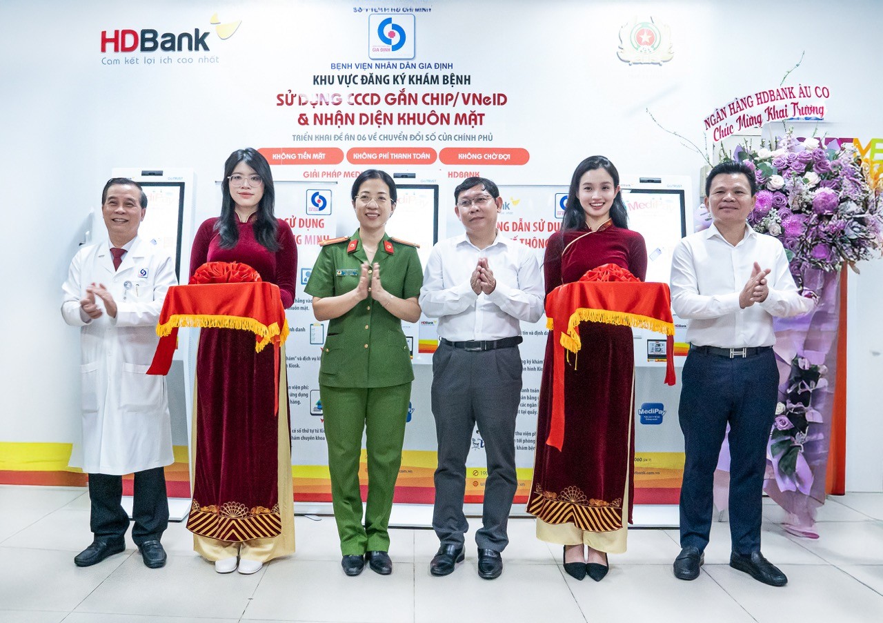 hdbank-tien-phong-trien-khai-kiosk-y-te-thong-minh-giam-tai-benh-vien-nang-cao-trai-nghiem-kham-chua-benh-4-1741341154.jpeg