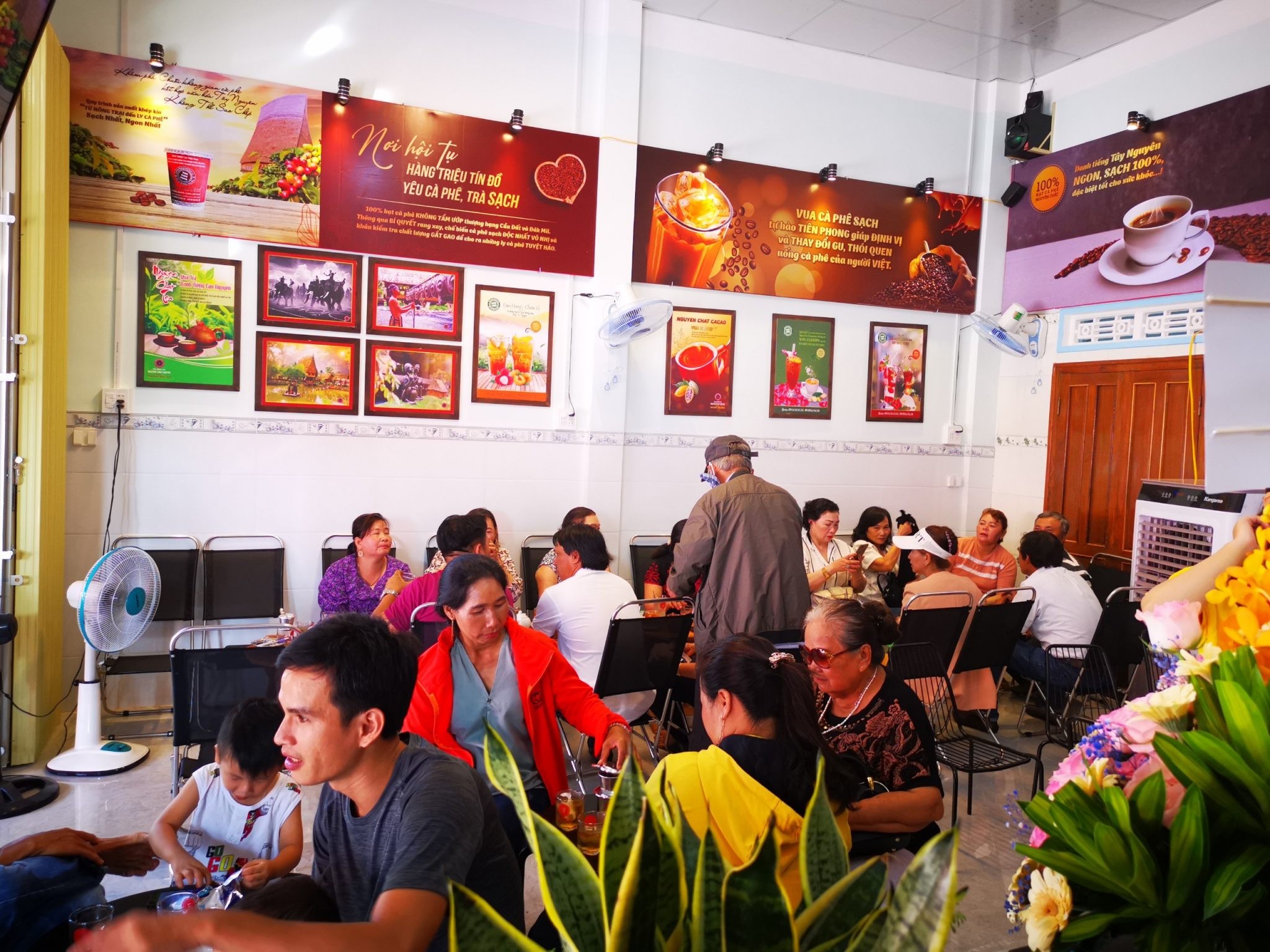 bi-quyet-kinh-doanh-thau-hieu-khach-hang-phuc-vu-bang-ca-chan-thanh2-1741751476.jpg