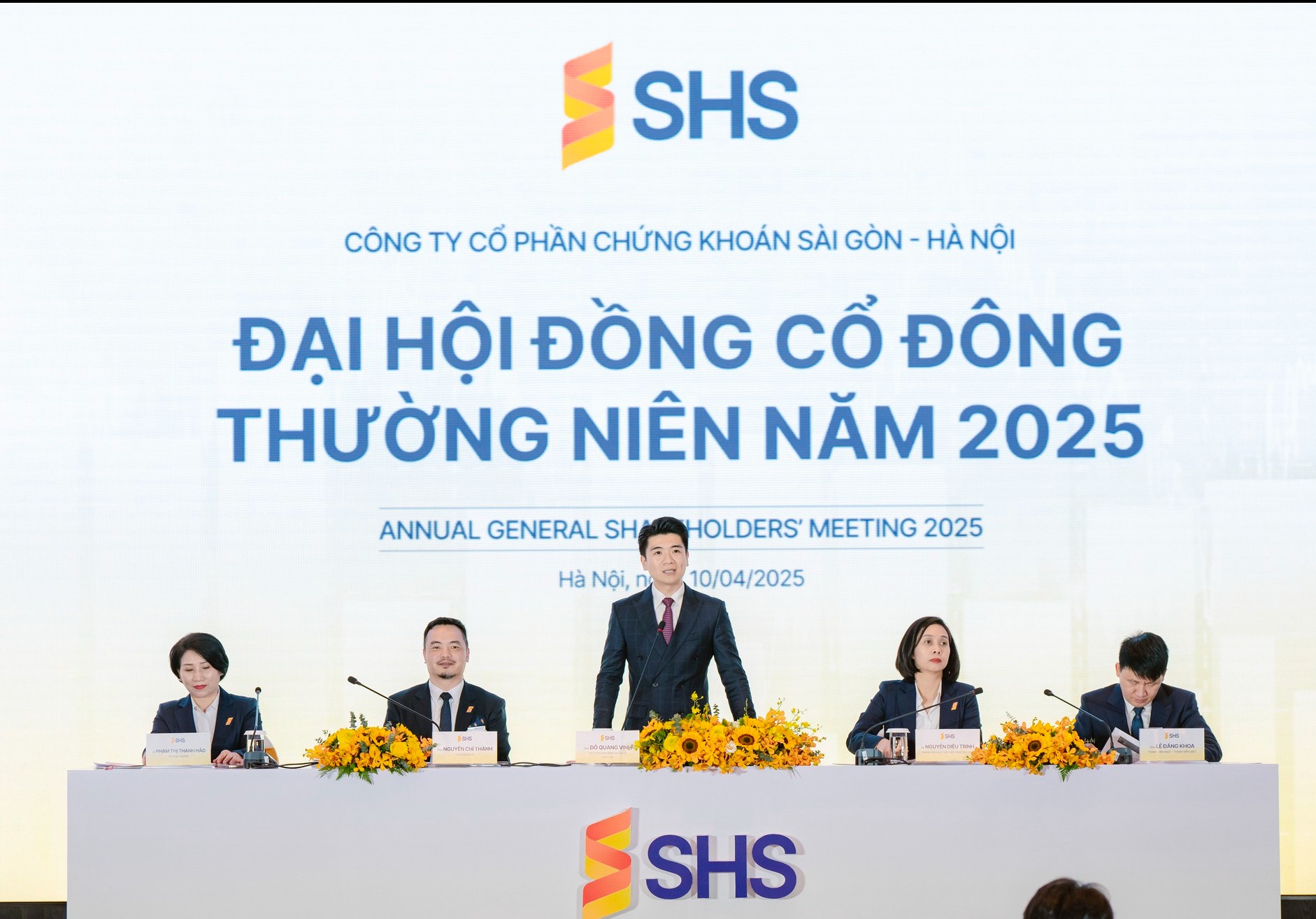 chu-tich-do-quang-vinh-noi-gi-khi-shs-bi-co-dong-che-kho-dung-1744367458.jpeg
