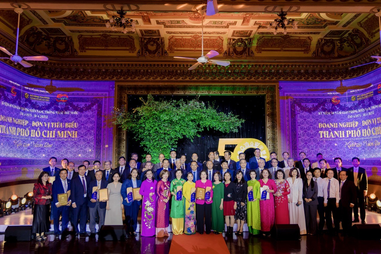 dai-dien-50-doanh-nghiep-cung-lanh-dao-thanh-pho-hcm-tai-le-trao-giai-lon-1744976569.jpeg