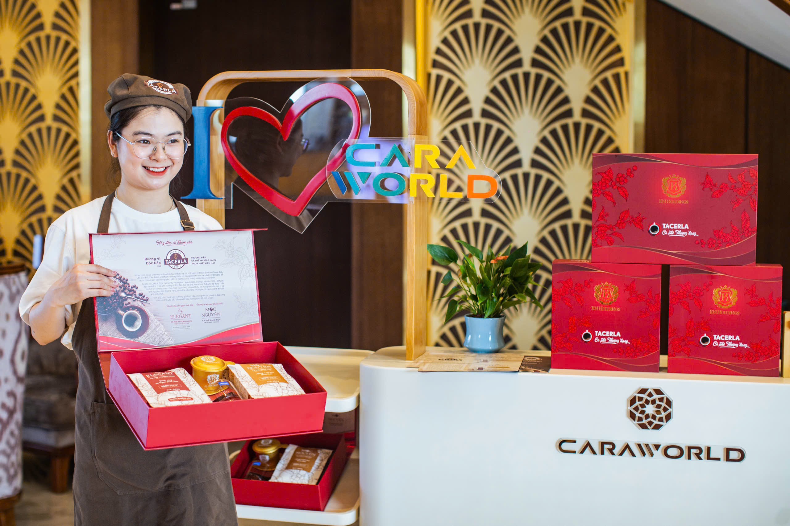 tacerla-ra-mat-hop-qua-ca-phe-cao-cap-tang-pham-dong-day-cam-xuc-gui-tron-yeu-thuong-1748258431.jpg