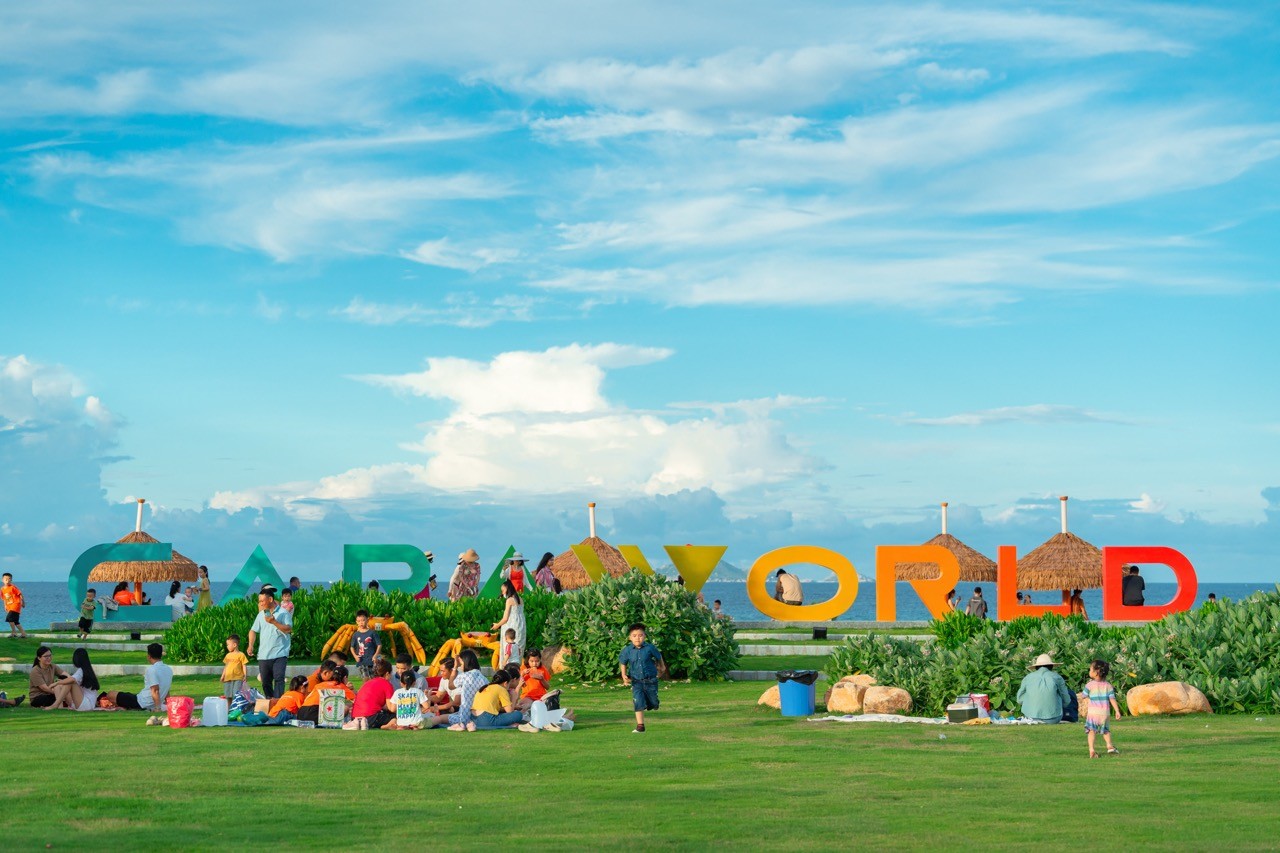 le-hoi-chao-he-lon-nhat-cam-ranh-chinh-thuc-mo-cua-cong-vien-bien-tai-caraworld-1749467094.jpeg