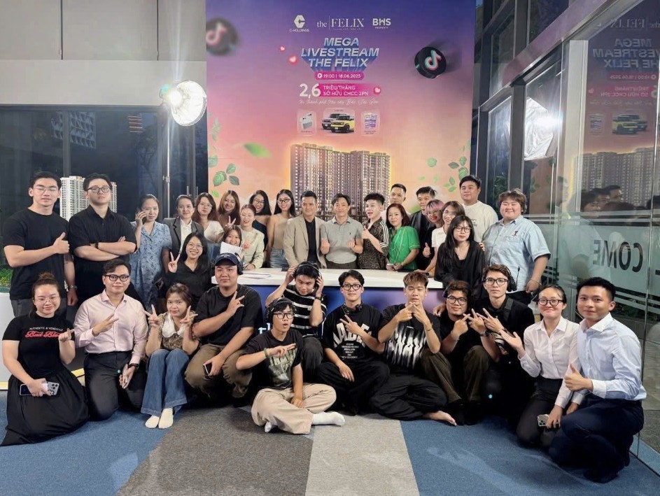 cuong-do-la-len-song-tiktok-chot-hon-500-booking-chi-sau-1-buoi-livestream2-1750318680.jpg