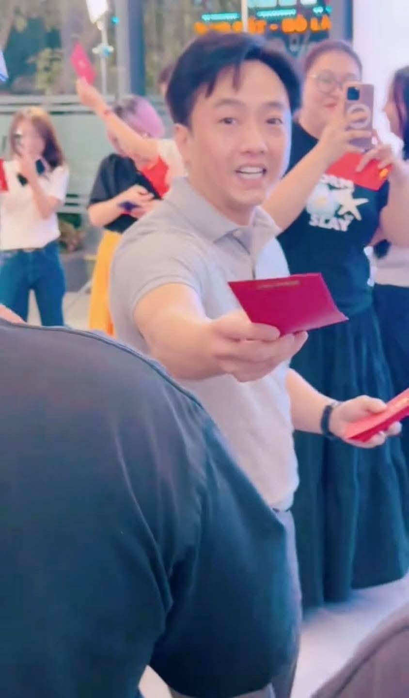 cuong-do-la-tan-tay-trao-li-xi-de-cam-on-cac-nhan-vien-sau-phien-livestream-800-ty-1-1750746690.jpg
