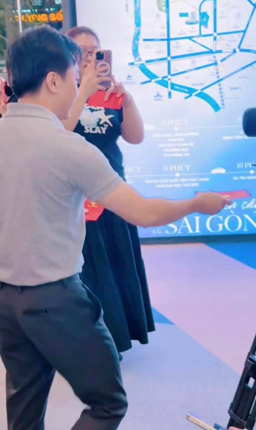 cuong-do-la-tan-tay-trao-li-xi-de-cam-on-cac-nhan-vien-sau-phien-livestream-800-ty-2-1750746690.jpg