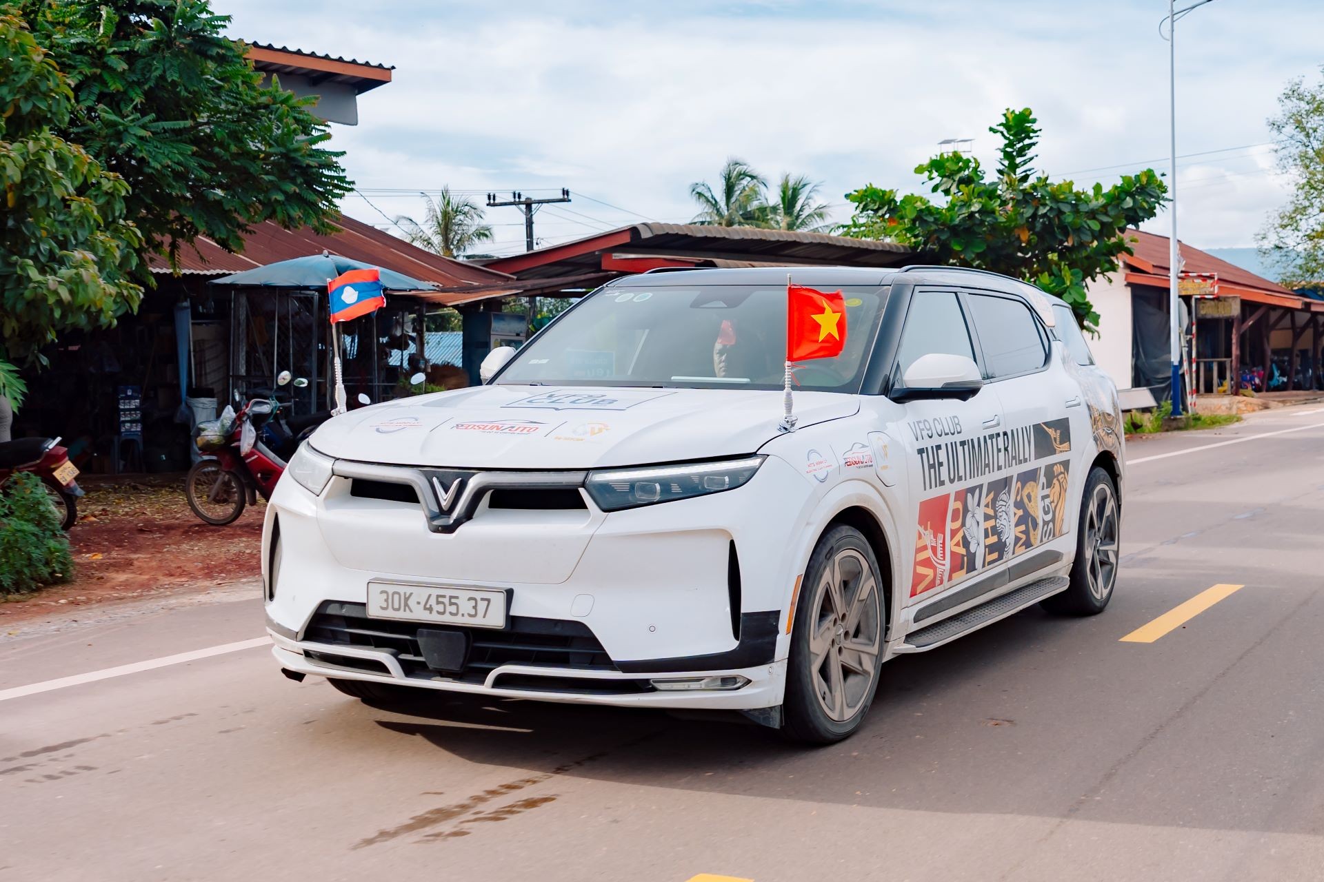 phuot-dong-nam-a-cung-vinfast-vf-9-chu-xe-danh-gia-the-moi-thay-dung-xe-dien-o-viet-nam-suong-nhu-the-nao-4-1751883509.jpg