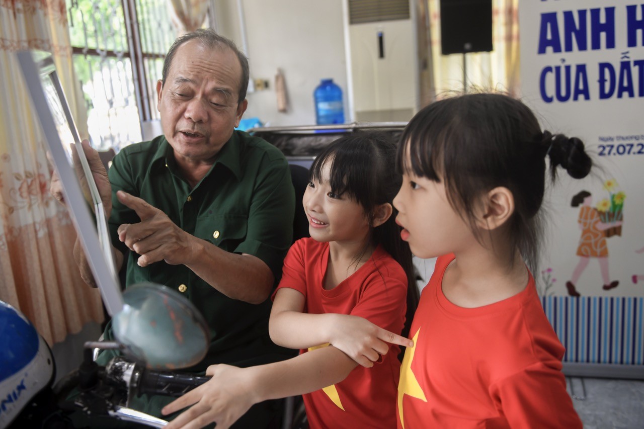 hon-100-buc-tranh-cua-con-em-can-bo-nhan-vien-va-18000-san-pham-dinh-duong-vinamilk-tri-an-dip-277-3-1753432261.jpeg