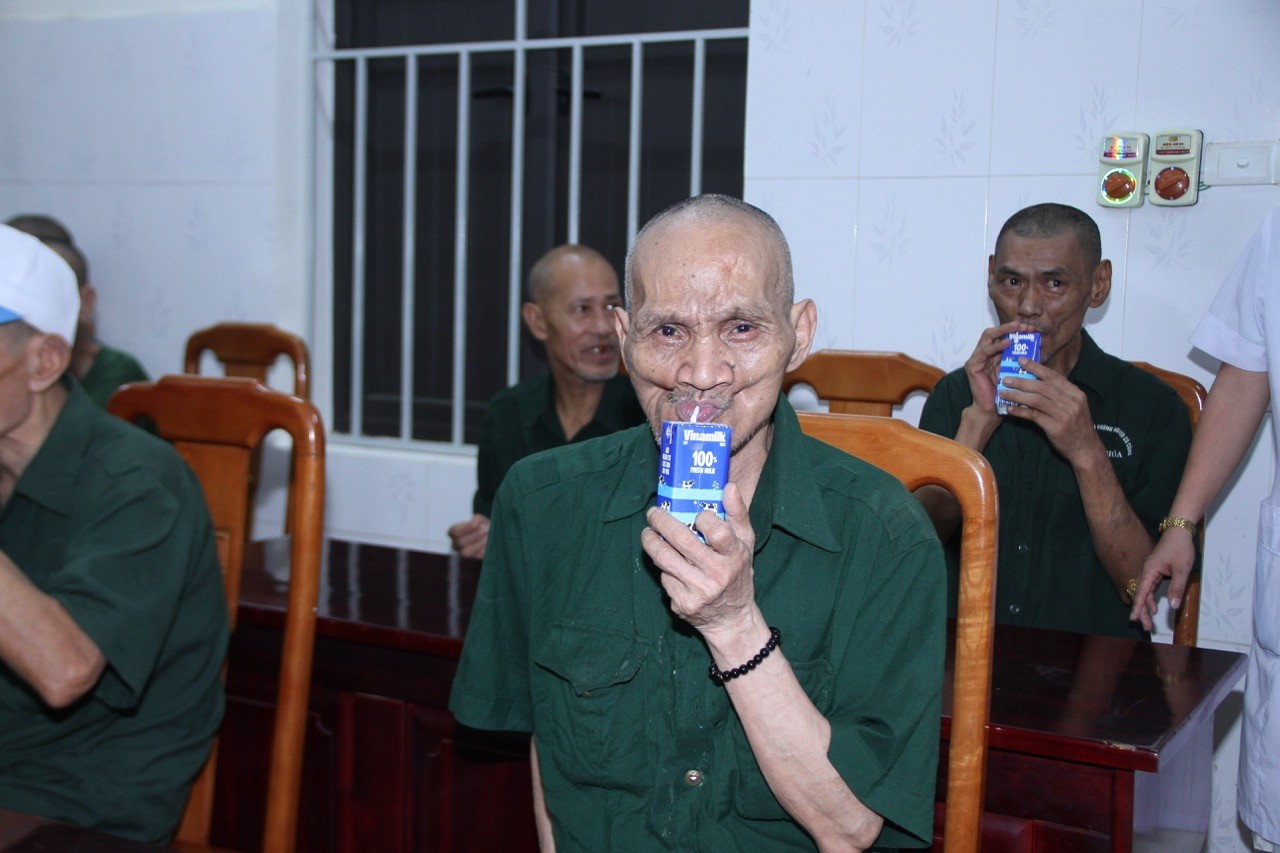 hon-100-buc-tranh-cua-con-em-can-bo-nhan-vien-va-18000-san-pham-dinh-duong-vinamilk-tri-an-dip-277-5-1753432261.jpeg
