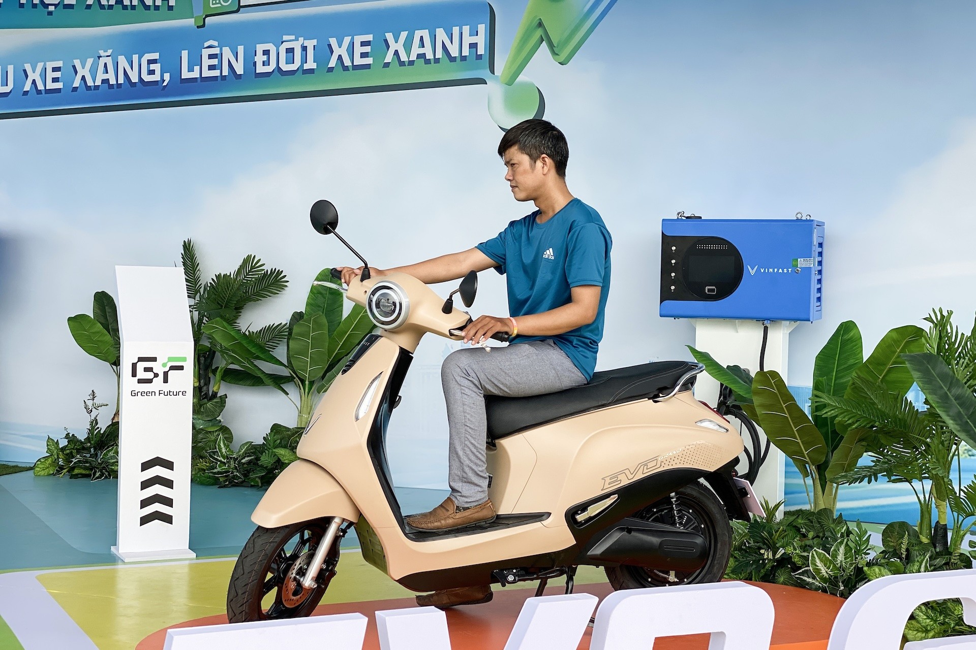 tai-xe-cong-nghe-keo-hoi-di-len-doi-xe-dien-don-chot-lien-tuc-trong-ngay-hoi-xanh-tai-ha-noi-5-1753844241.jpeg