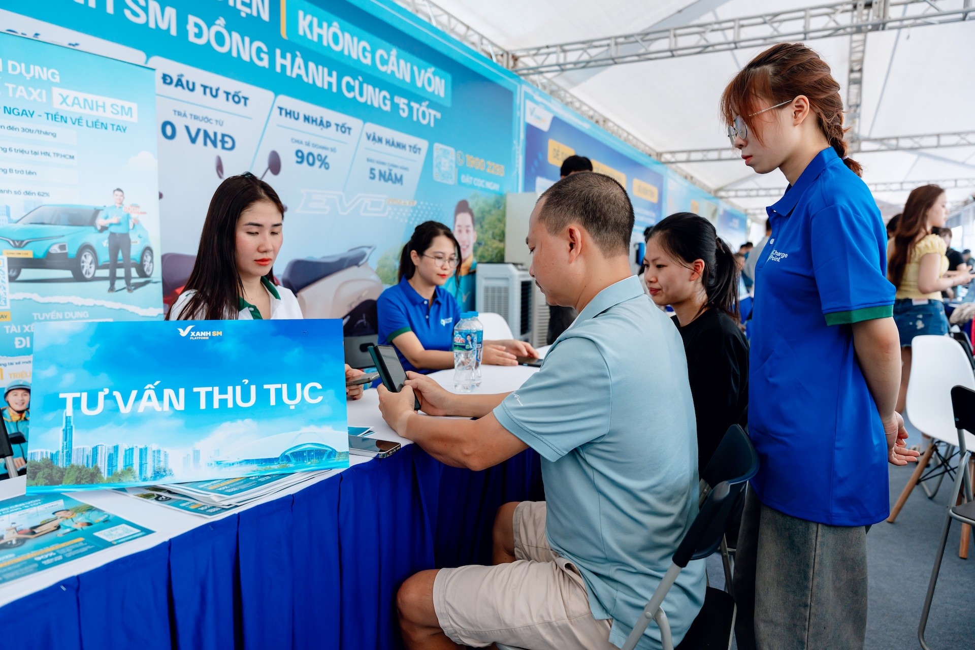 tai-xe-cong-nghe-keo-hoi-di-len-doi-xe-dien-don-chot-lien-tuc-trong-ngay-hoi-xanh-tai-ha-noi-6-1753844241.jpeg