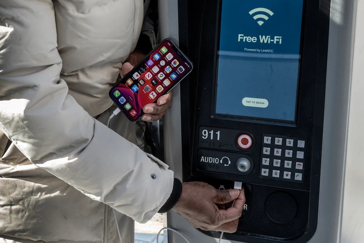 song-o-new-york-gio-chang-lo-mat-mang-wi-fi-mien-phi-tu-2000-tram-linknyc2-1755661606.jpg