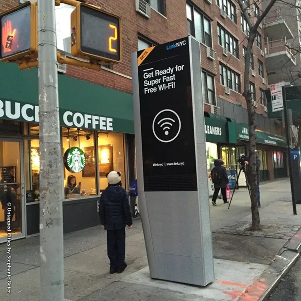 song-o-new-york-gio-chang-lo-mat-mang-wi-fi-mien-phi-tu-2000-tram-linknyc3-1755661606.jpg