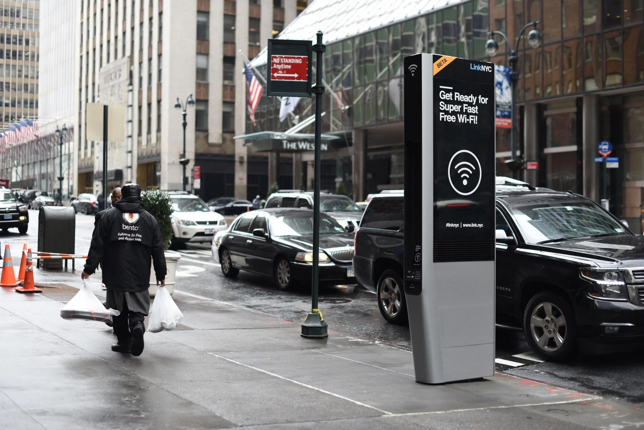 song-o-new-york-gio-chang-lo-mat-mang-wi-fi-mien-phi-tu-2000-tram-linknyc5-1755661606.jpg