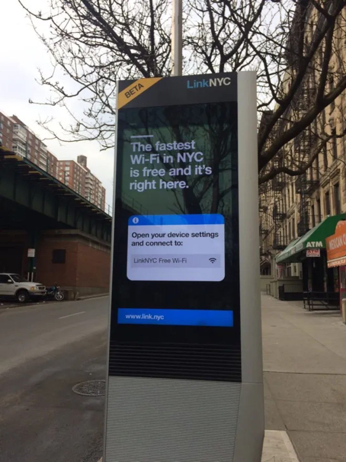 song-o-new-york-gio-chang-lo-mat-mang-wi-fi-mien-phi-tu-2000-tram-linknyc6-1755661606.jpg