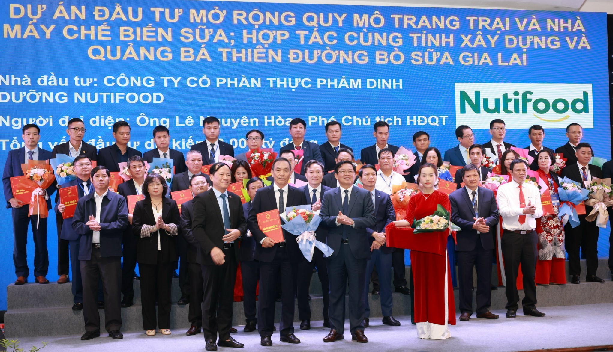 dai-dien-nutifood-nhan-hoa-cua-lanh-dao-tinh-quang-nam-tai-hoi-nghi-xuc-tien-dau-tu-tinh-gia-lai-1-1756527878.jpg