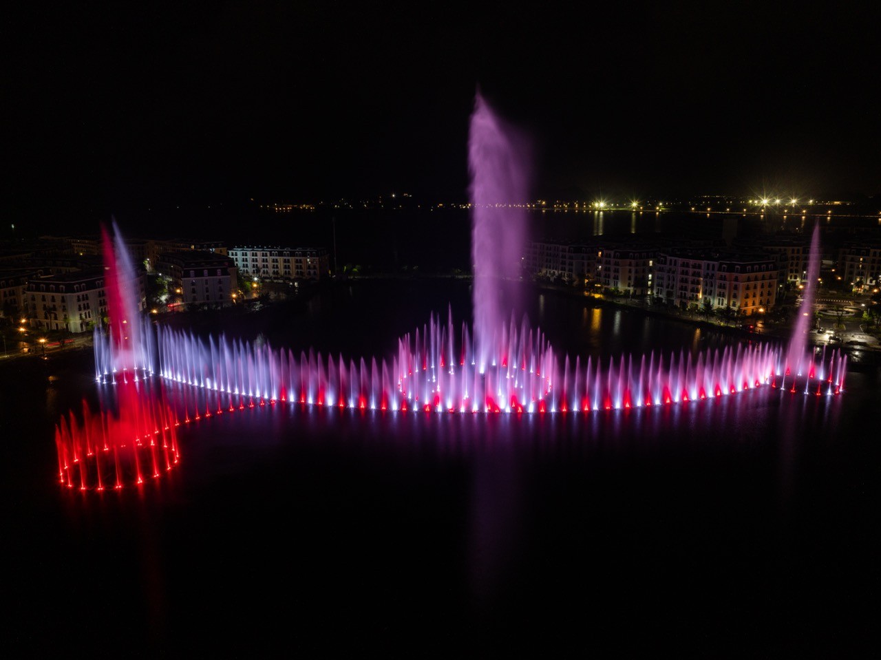 halong-marina-ra-mat-halo-bay-show-bieu-tuong-giai-tri-moi-ben-vinh-di-san-xac-lap-03-ky-luc-viet-nam-1756893987.jpeg