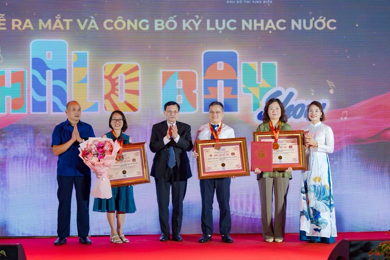 halong-marina-ra-mat-halo-bay-show-bieu-tuong-giai-tri-moi-ben-vinh-di-san-xac-lap-03-ky-luc-viet-nam-2-1756893987.jpeg