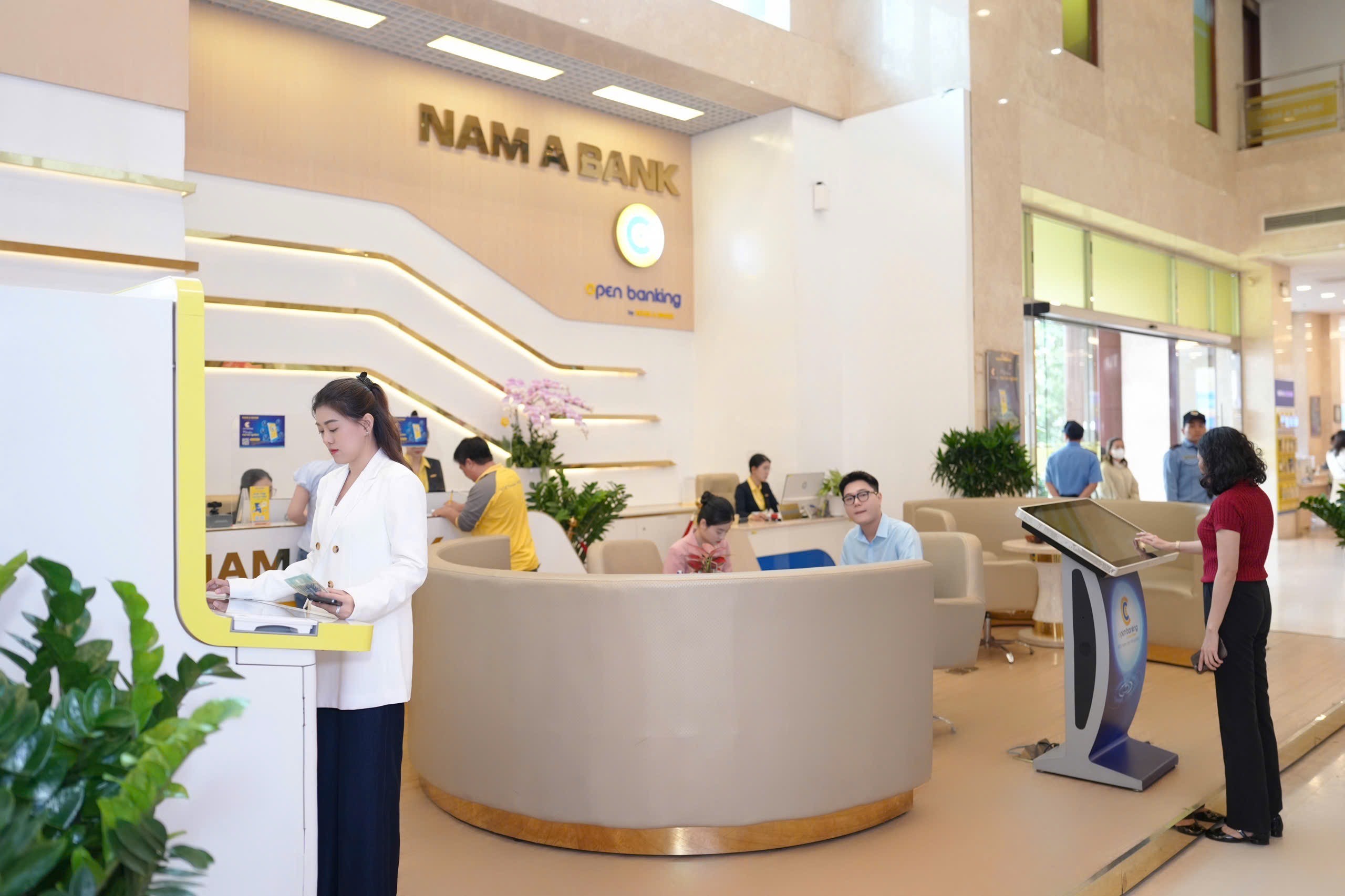 fiinratings-lan-dau-xep-hang-tin-nhiem-dai-han-nam-a-bank-o-muc-a-voi-trien-vong-on-dinh-1758168361.jpeg