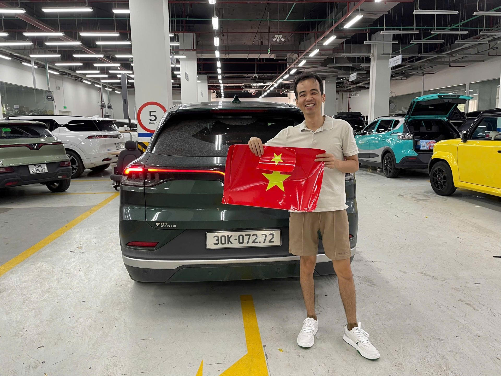 vinfast-vf-8-suv-dien-hop-gu-dan-it-nho-loat-cong-nghe-thong-minh-va-suc-manh-khung-1758513724.jpg