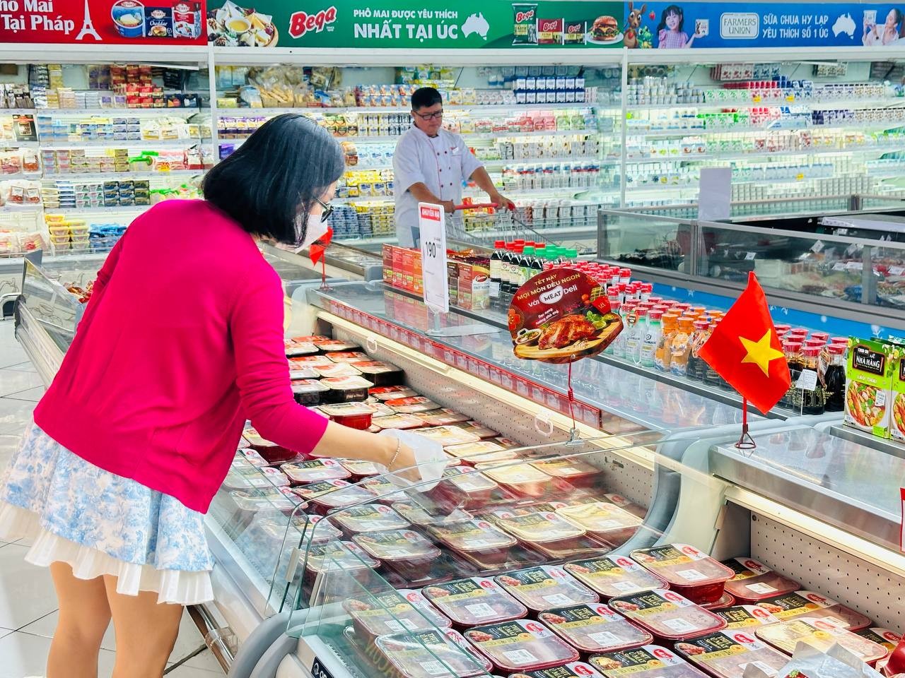 khach-hang-mua-sam-mat-hang-thit-u-mat-meatdeli-tai-sieu-thi-1759136587.jpg