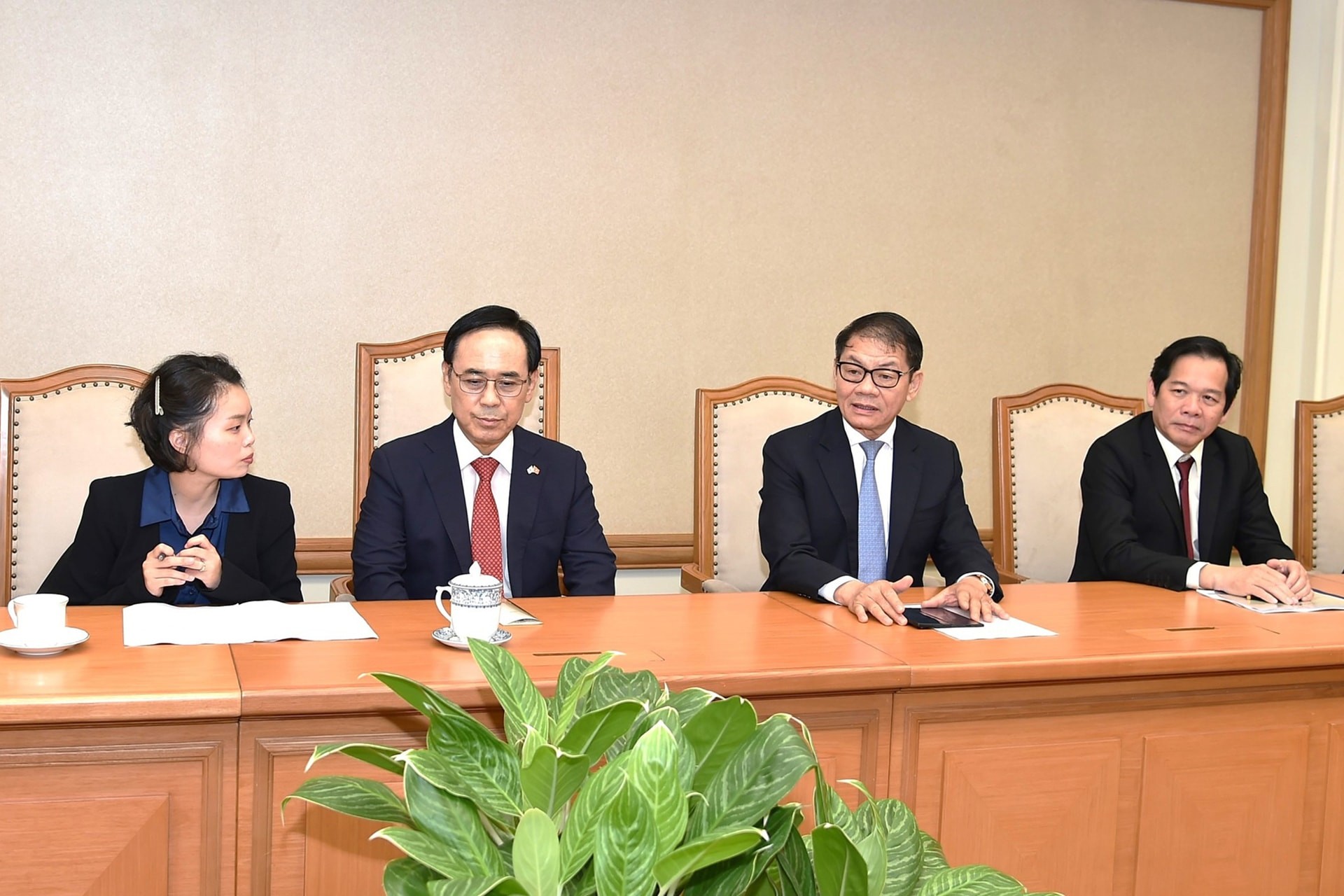 pho-thu-tuong-lam-viec-voi-thaco-va-hyundai-rotem-ve-du-an-duong-sat-toc-do-cao-2-1759825475.jpg