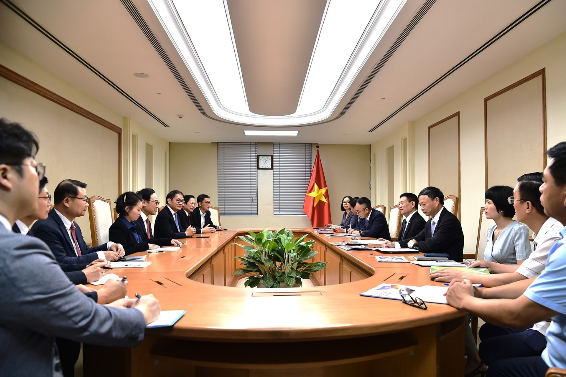 pho-thu-tuong-lam-viec-voi-thaco-va-hyundai-rotem-ve-du-an-duong-sat-toc-do-cao-3-1759825475.jpg